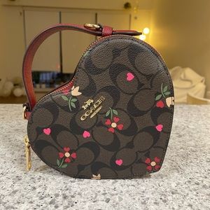 Coach bag - Heart Crossbody In Signature Canvas With Heart Petal Print